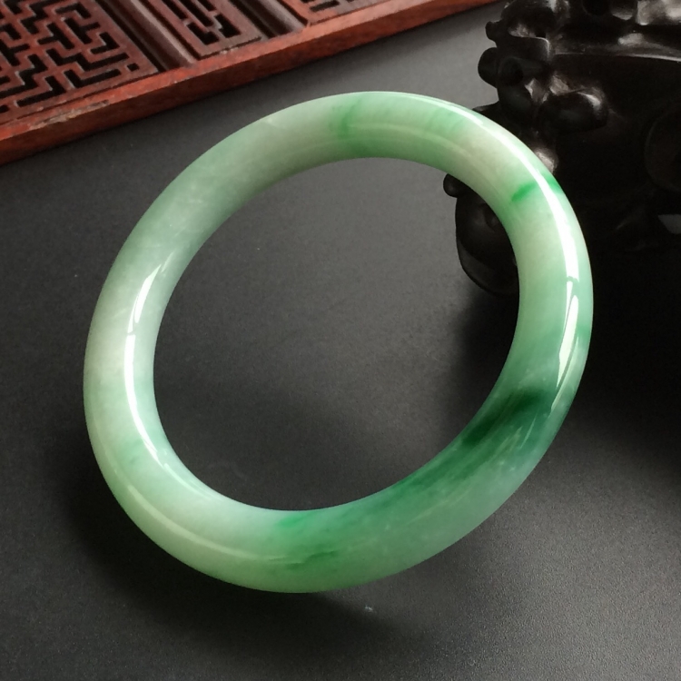 (超值推荐)糯冰种飘翠圆条手镯(55.4mm)