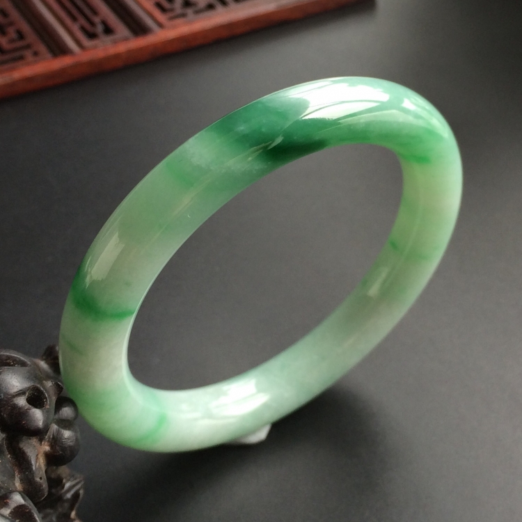 (超值推荐)糯冰种飘翠圆条手镯(55.4mm)