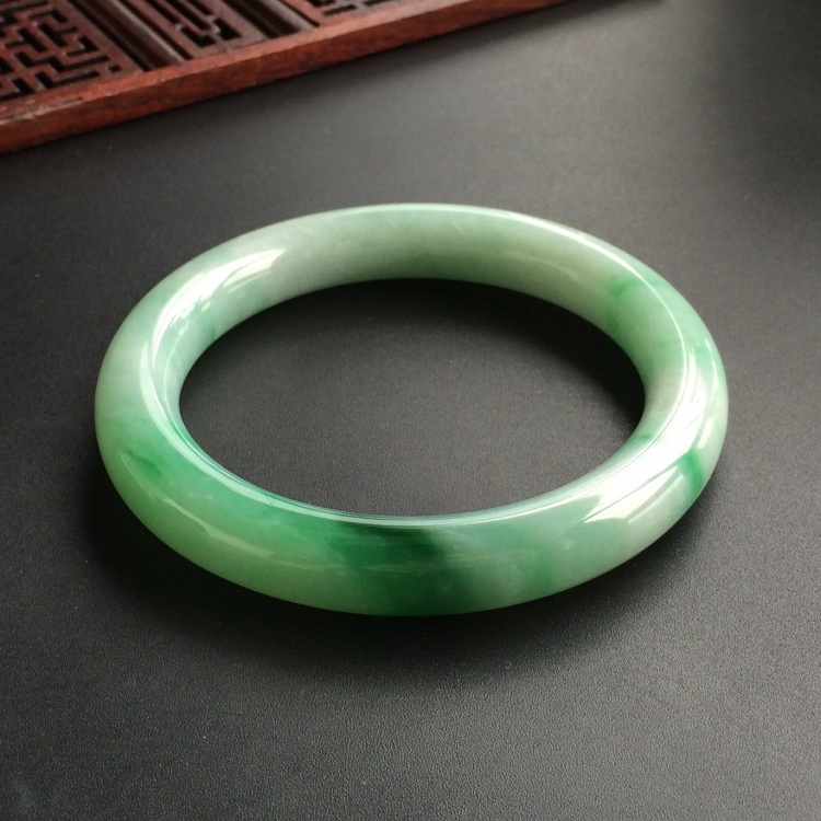 (超值推荐)糯冰种飘翠圆条手镯(55.4mm)