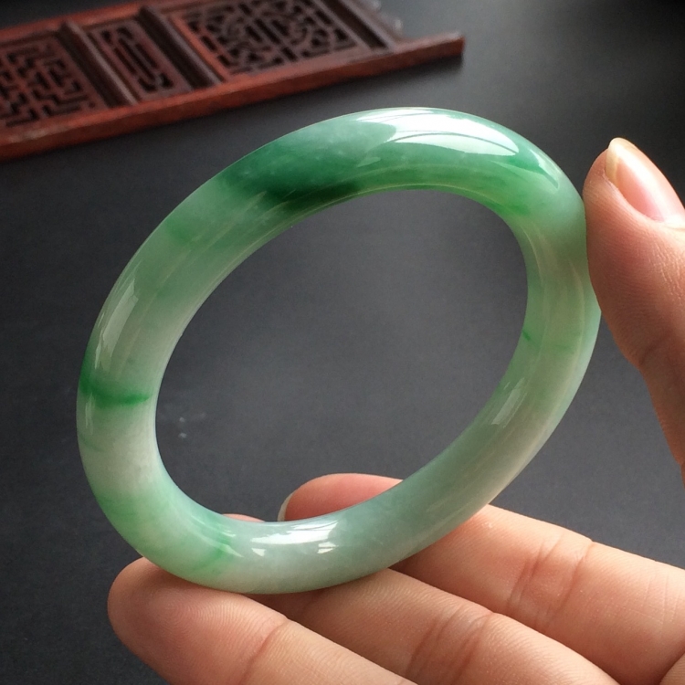 (超值推荐)糯冰种飘翠圆条手镯(55.4mm)