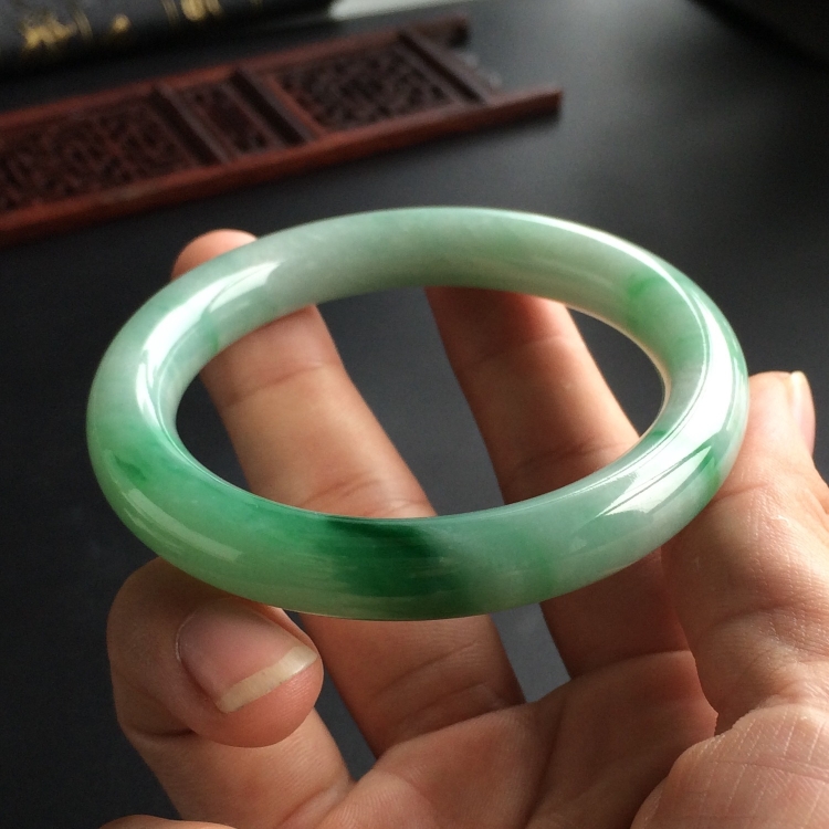 (超值推荐)糯冰种飘翠圆条手镯(55.4mm)