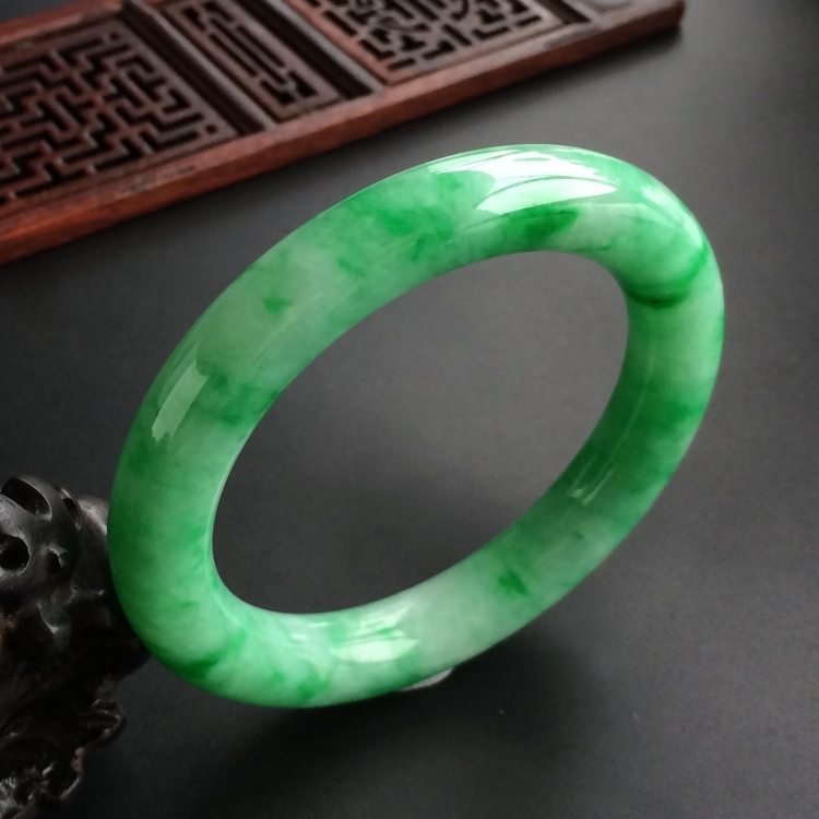 (超值推荐)糯冰种飘翠圆条手镯(56.1mm)