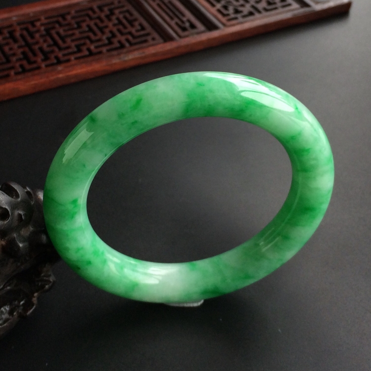 (超值推荐)糯冰种飘翠圆条手镯(56.1mm)