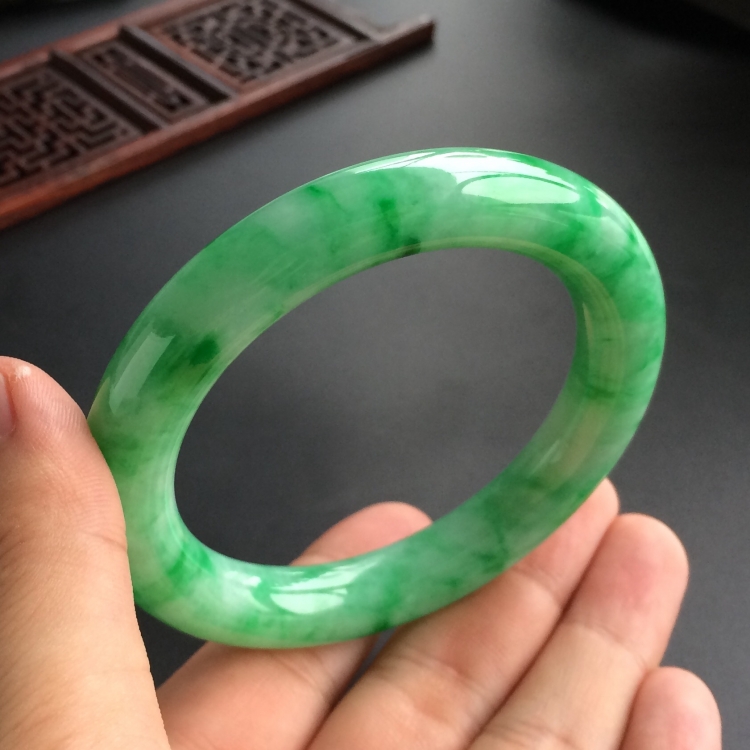 (超值推荐)糯冰种飘翠圆条手镯(56.1mm)
