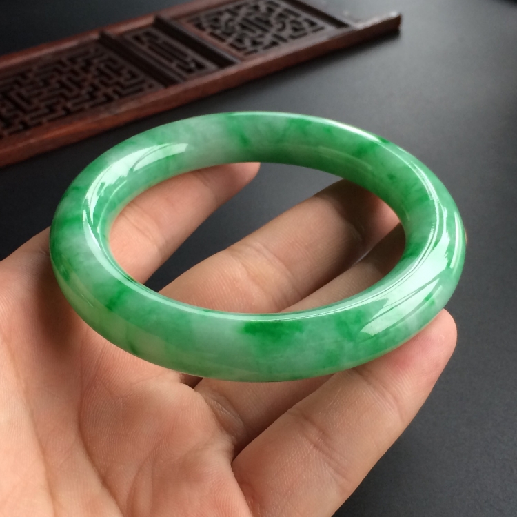 (超值推荐)糯冰种飘翠圆条手镯(56.1mm)