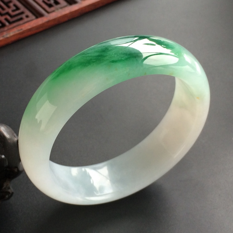 (超值推荐)糯冰种飘绿花手镯(55.8mm)