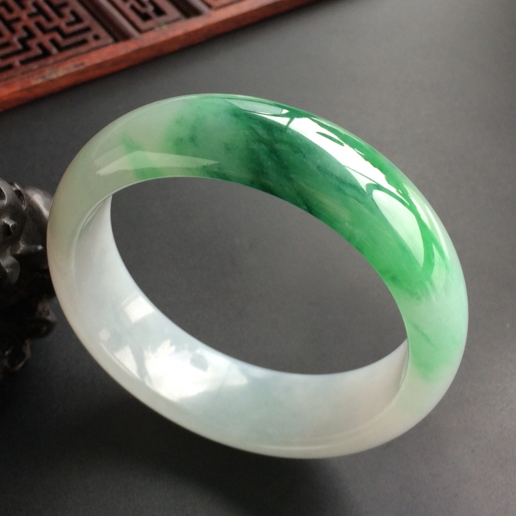 (超值推荐)糯冰种飘绿花手镯(55.8mm)