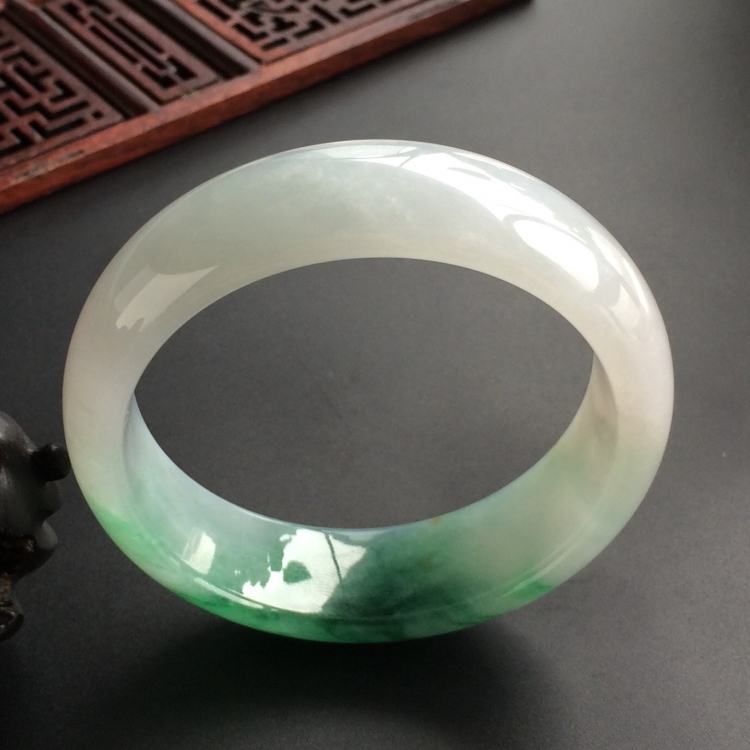 (超值推荐)糯冰种飘绿花手镯(55.8mm)