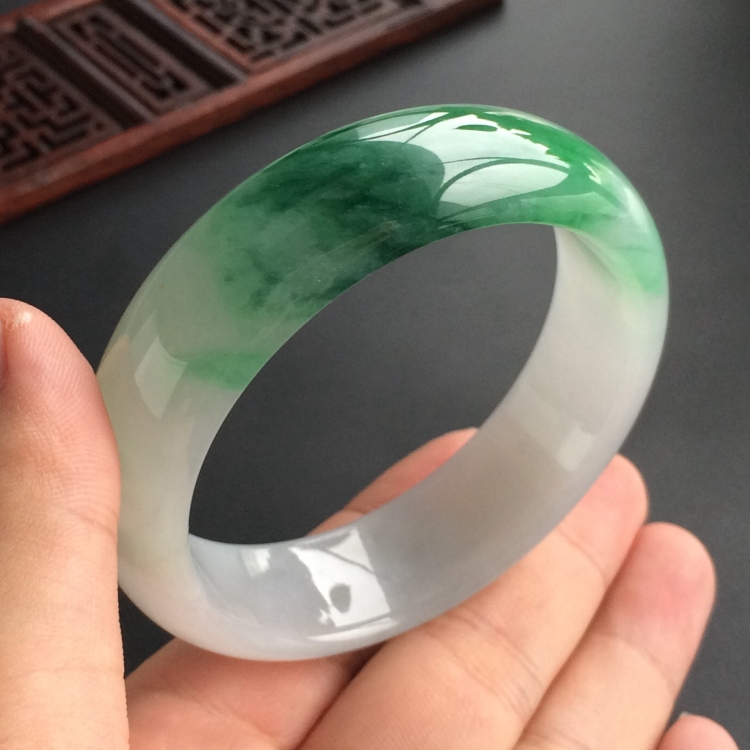 (超值推荐)糯冰种飘绿花手镯(55.8mm)