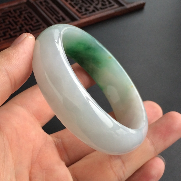 (超值推荐)糯冰种飘绿花手镯(55.8mm)