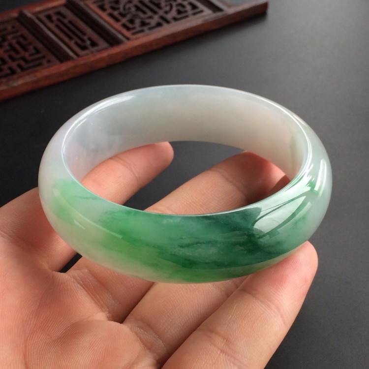 (超值推荐)糯冰种飘绿花手镯(55.8mm)