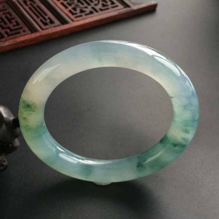 (超值推荐)冰种飘花略带黄翡圆条手镯(52.7mm)