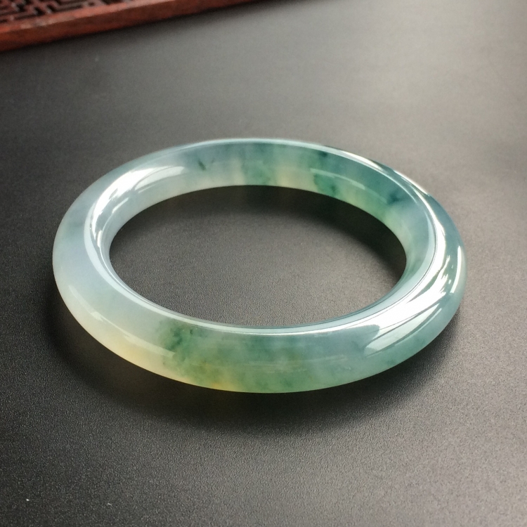 (超值推荐)冰种飘花略带黄翡圆条手镯(52.7mm)