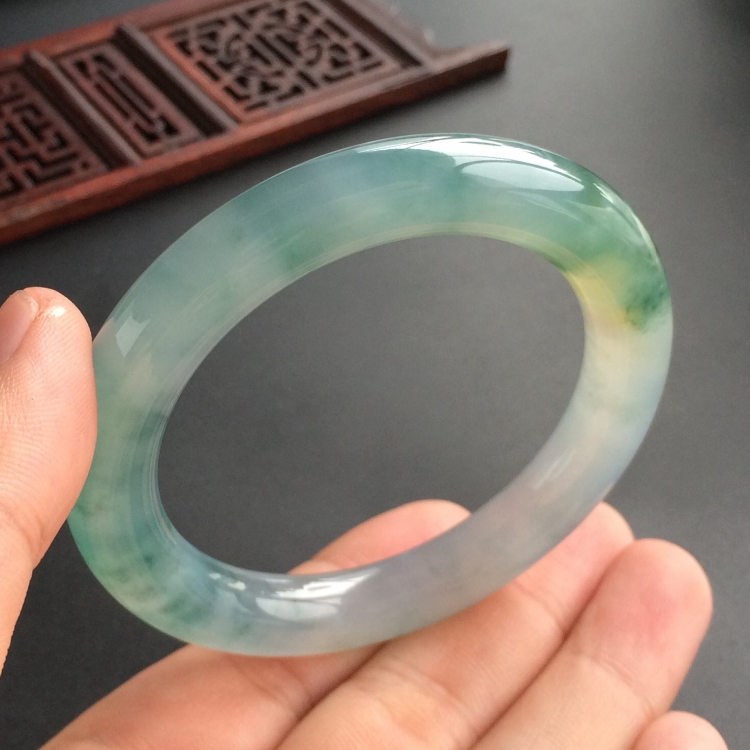 (超值推荐)冰种飘花略带黄翡圆条手镯(52.7mm)
