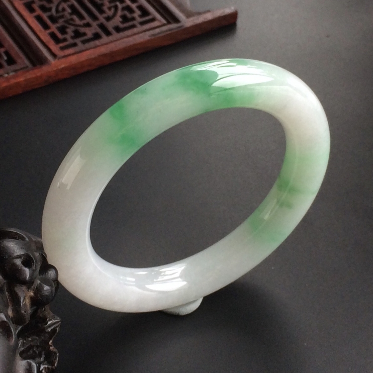 (超值推荐)糯冰种飘绿花圆条手镯(54mm)