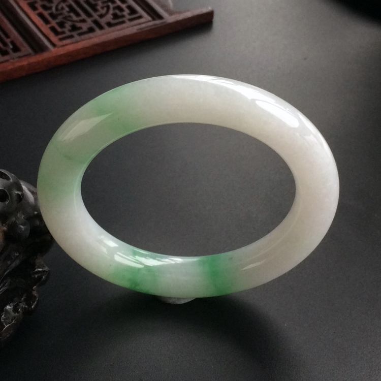 (超值推荐)糯冰种飘绿花圆条手镯(54mm)