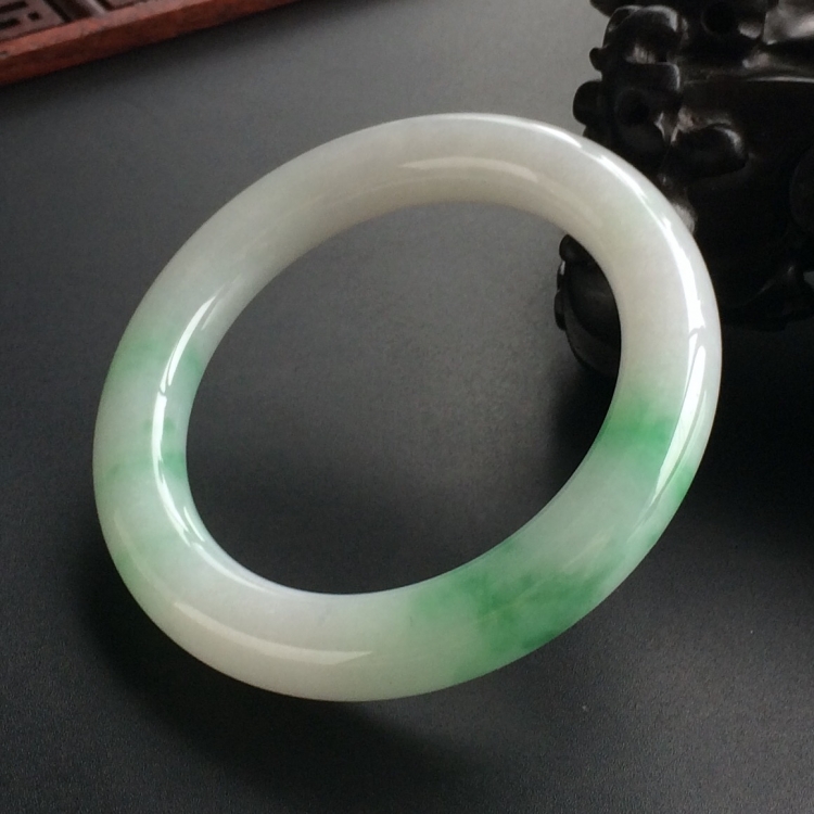 (超值推荐)糯冰种飘绿花圆条手镯(54mm)