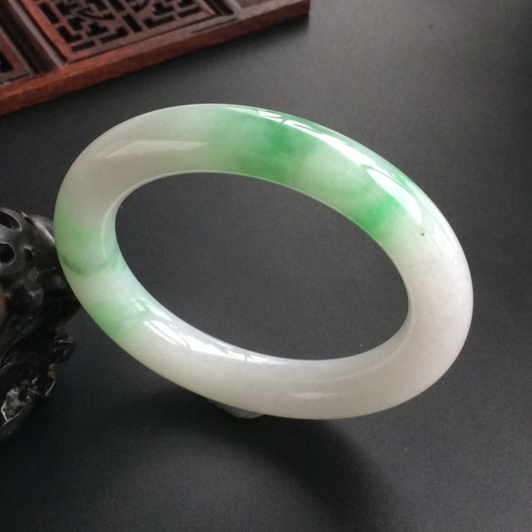 (超值推荐)糯冰种飘绿花圆条手镯(54mm)