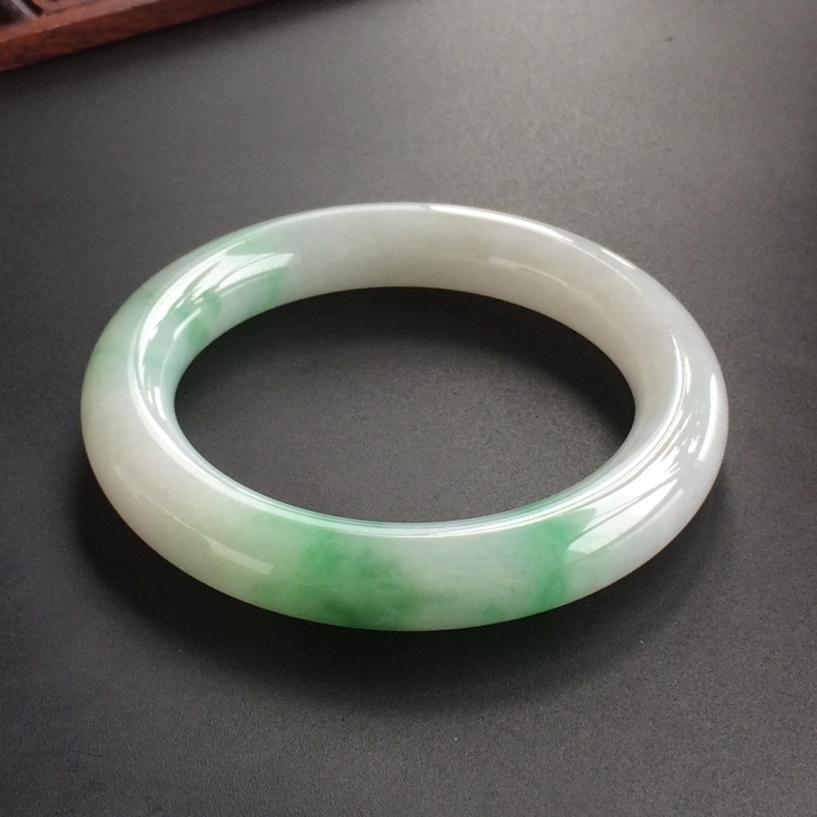 (超值推荐)糯冰种飘绿花圆条手镯(54mm)