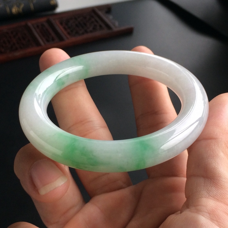 (超值推荐)糯冰种飘绿花圆条手镯(54mm)