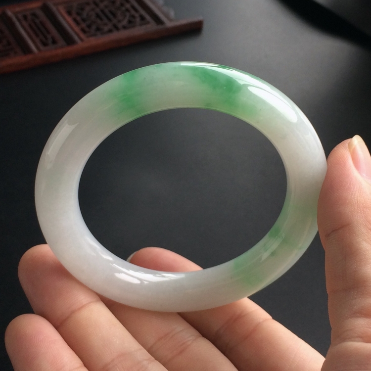 (超值推荐)糯冰种飘绿花圆条手镯(54mm)