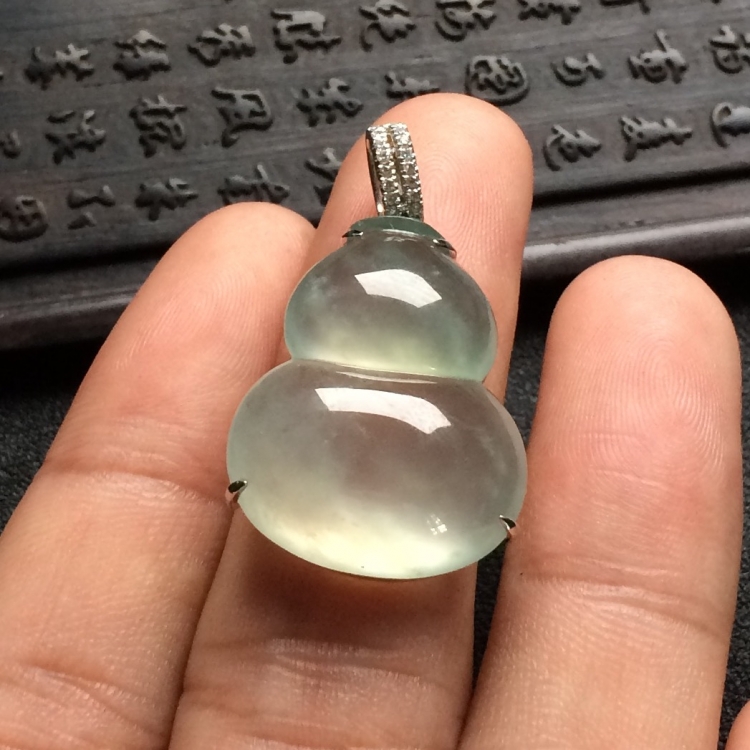 （超值推荐）镶白金钻石冰玻种淡晴水葫芦胸坠