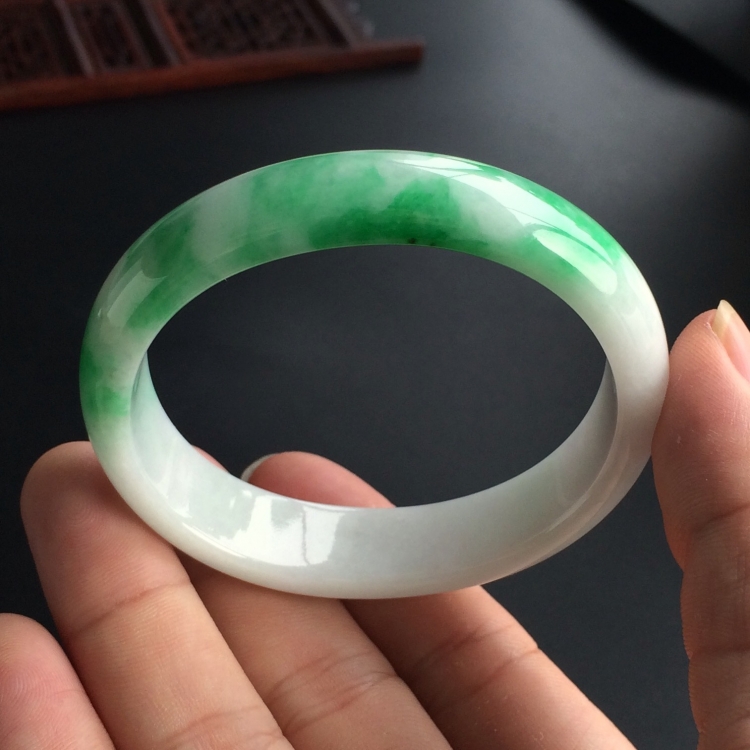(超值推荐)糯冰种飘翠贵妃镯(55.1mm-46.5mm)