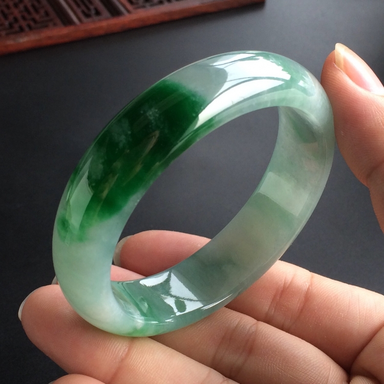 (超值推荐)糯冰种飘翠贵妃镯(55.1mm-50.5mm)