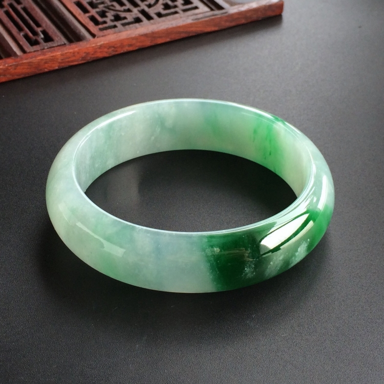 (超值推荐)糯冰种飘翠贵妃镯(55.1mm-50.5mm)
