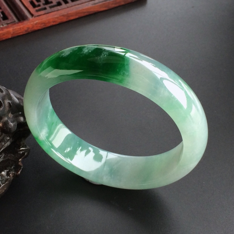 (超值推荐)糯冰种飘翠贵妃镯(55.1mm-50.5mm)