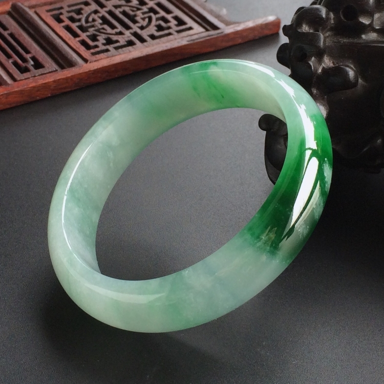 (超值推荐)糯冰种飘翠贵妃镯(55.1mm-50.5mm)