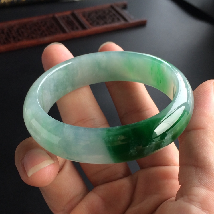 (超值推荐)糯冰种飘翠贵妃镯(55.1mm-50.5mm)