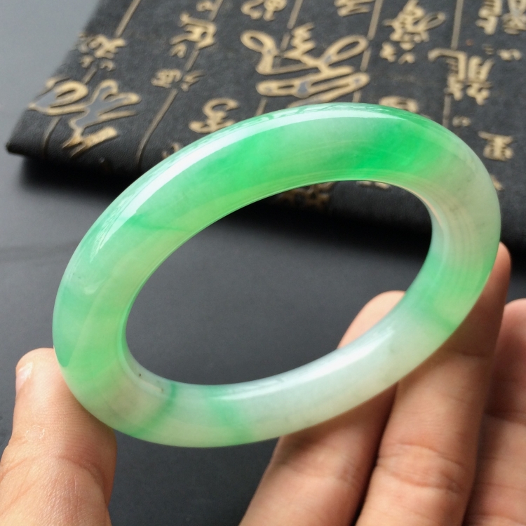 (超值推荐)糯冰种飘阳绿圆条手镯(55.6mm)