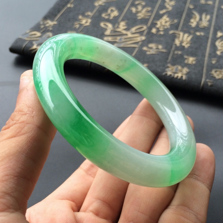 (超值推荐)糯冰种飘阳绿圆条手镯(55.6mm)