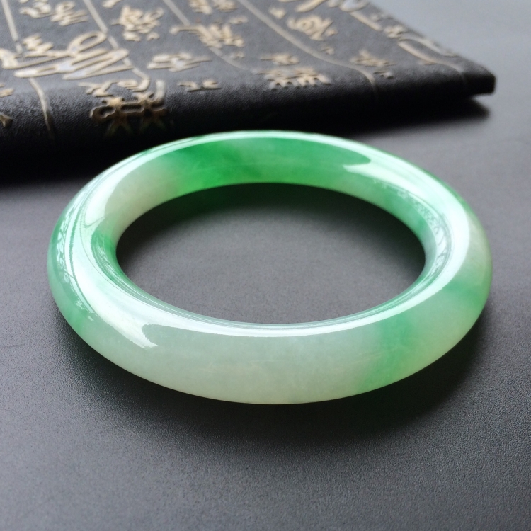 (超值推荐)糯冰种飘阳绿圆条手镯(55.6mm)