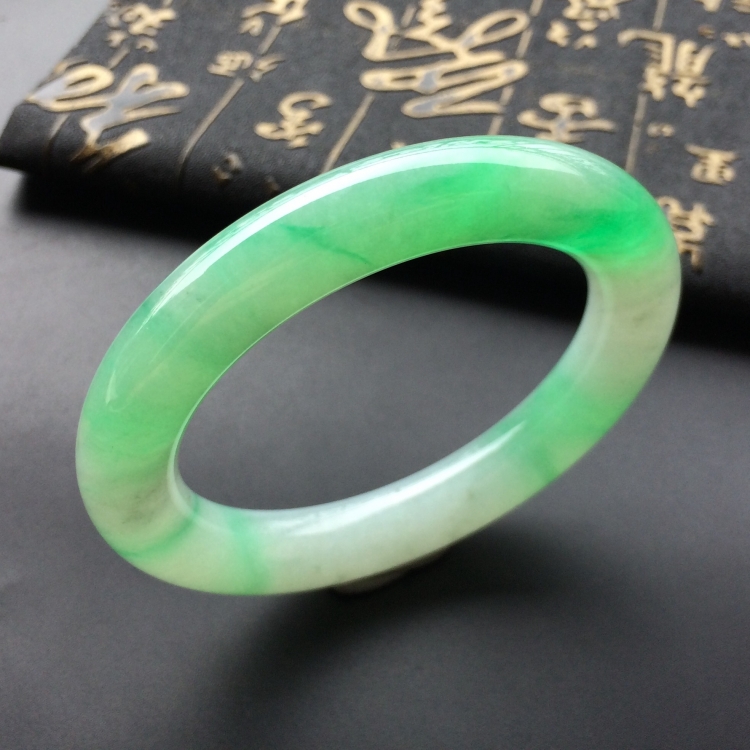 (超值推荐)糯冰种飘阳绿圆条手镯(55.6mm)