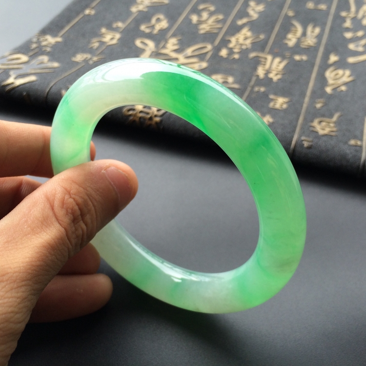 (超值推荐)糯冰种飘阳绿圆条手镯(55.6mm)