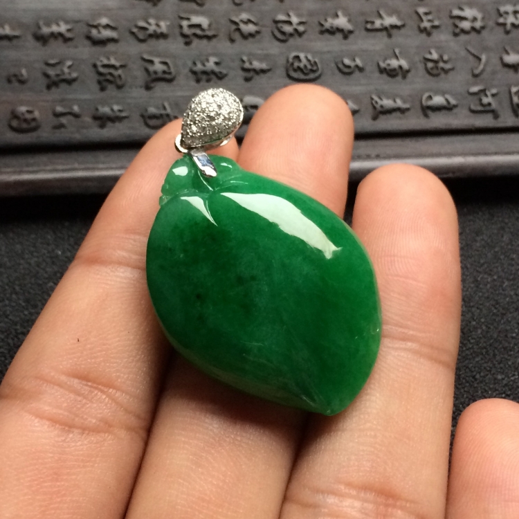 （超值推荐）糯冰种深绿福瓜挂件（金扣）
