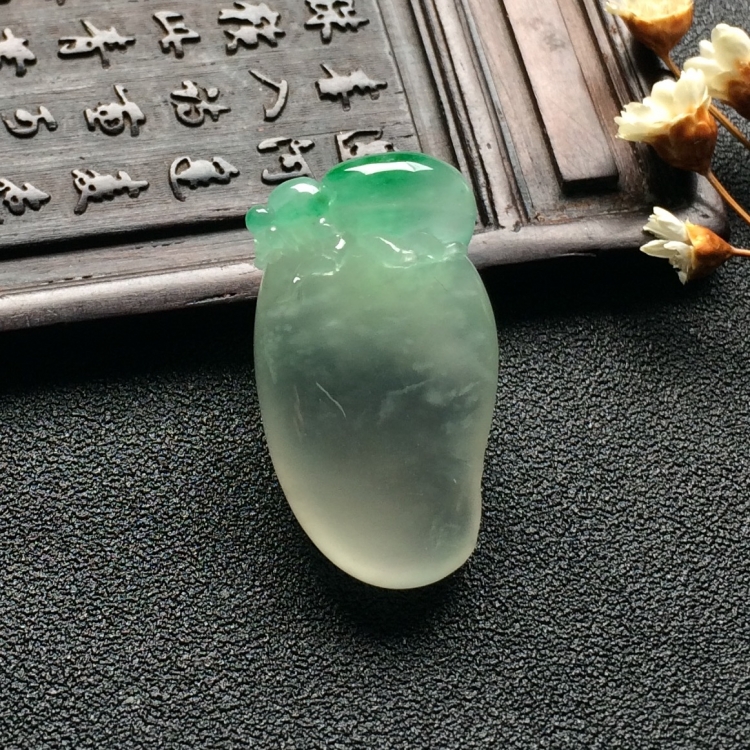 （超值推荐）冰玻种飘翠福瓜挂件