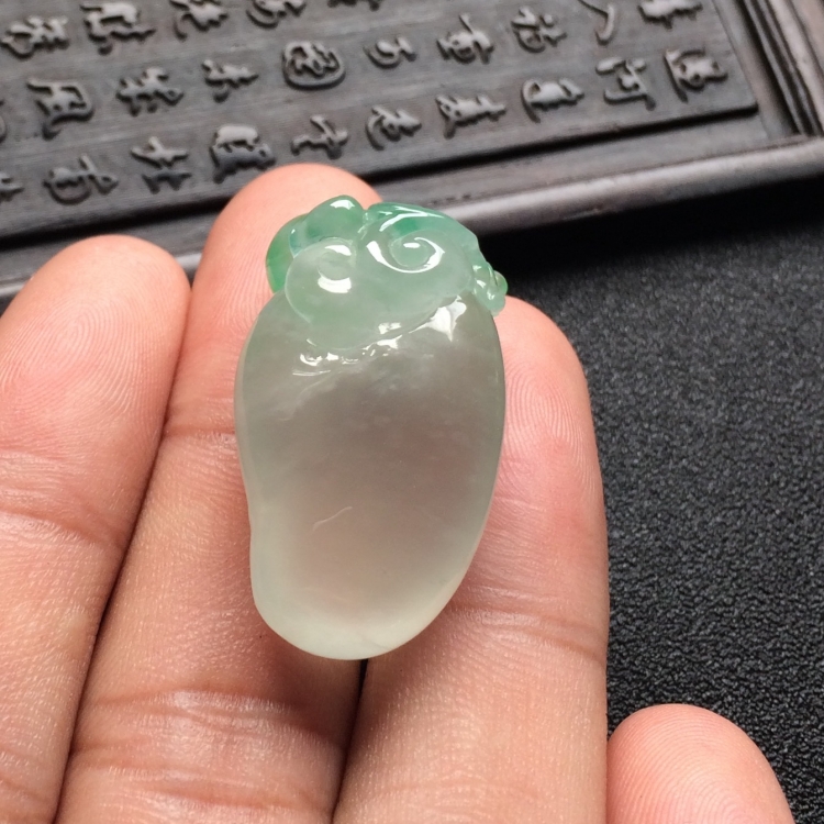 （超值推荐）冰玻种飘翠福瓜挂件