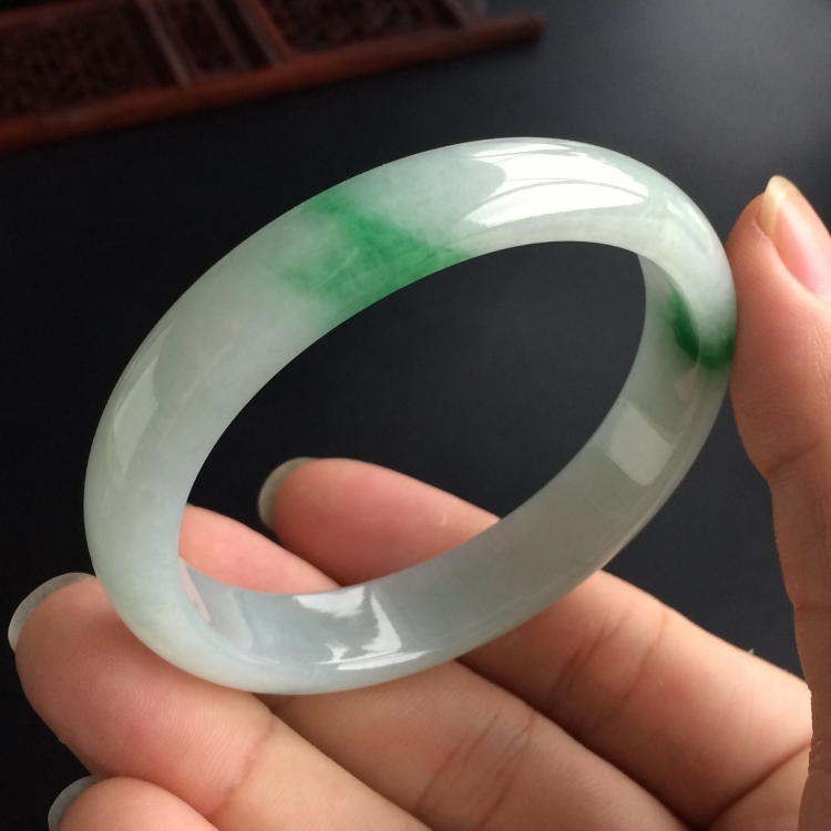 (超值推荐)糯冰种飘翠贵妃镯(55.1mm-47.8mm)