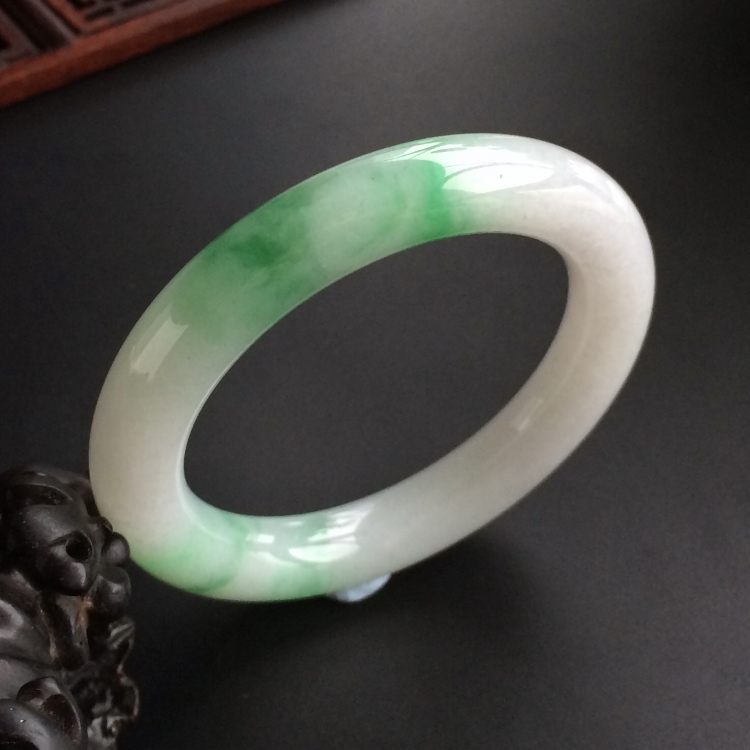 (超值推荐)糯冰种飘绿花圆条手镯(53.8mm)