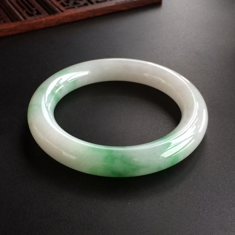 (超值推荐)糯冰种飘绿花圆条手镯(53.8mm)