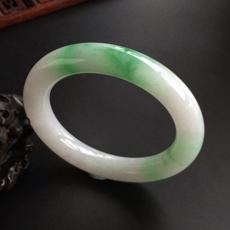 (超值推荐)糯冰种飘绿花圆条手镯(53.8mm)