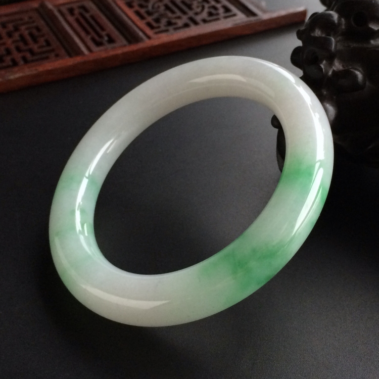 (超值推荐)糯冰种飘绿花圆条手镯(53.8mm)