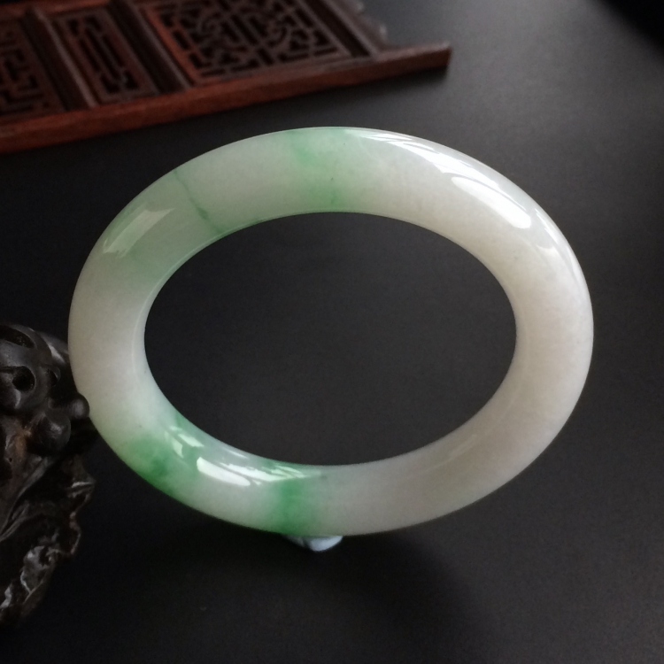 (超值推荐)糯冰种飘绿花圆条手镯(53.8mm)