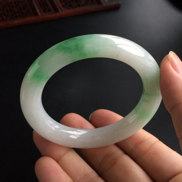 (超值推荐)糯冰种飘绿花圆条手镯(53.8mm)