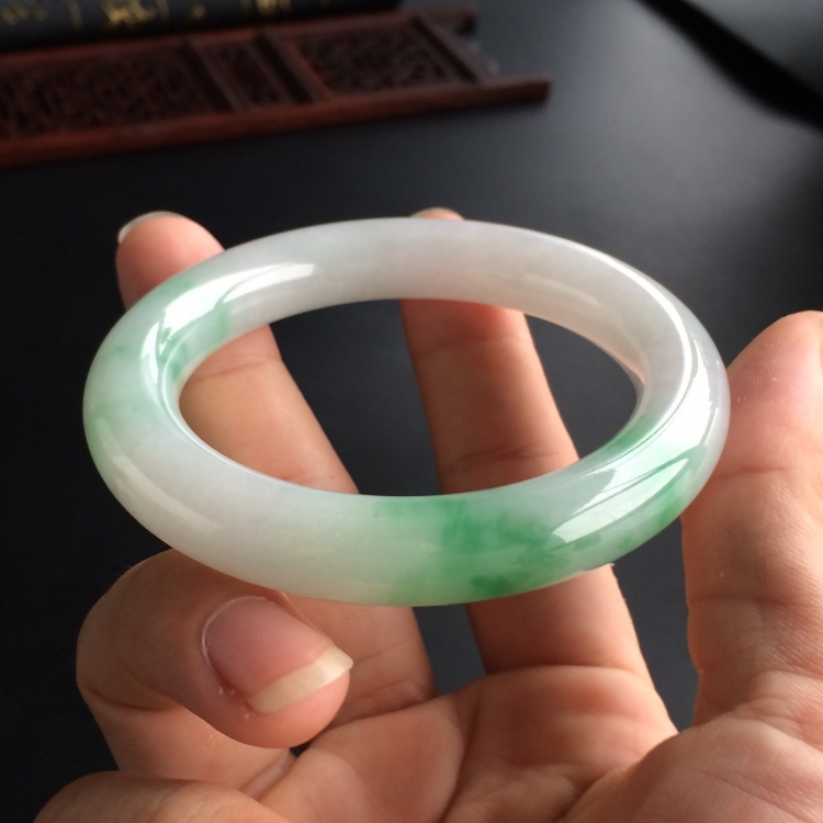 (超值推荐)糯冰种飘绿花圆条手镯(53.8mm)