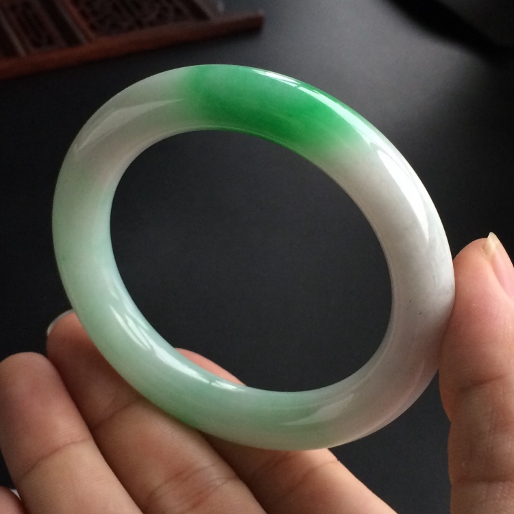 (超值推荐)糯冰种飘翠圆条手镯(53.4mm)