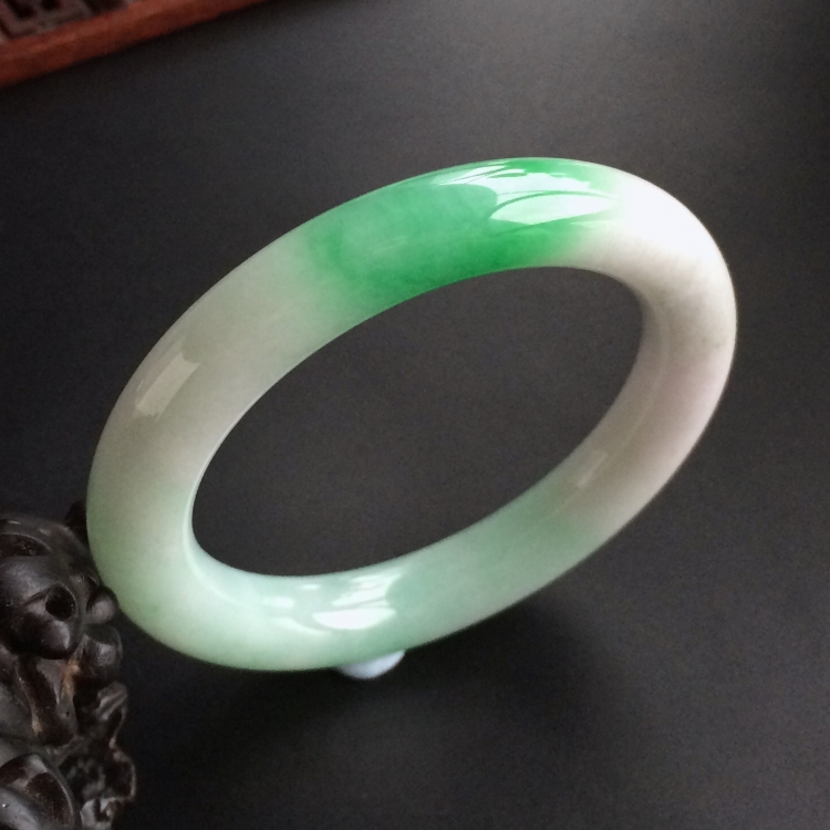 (超值推荐)糯冰种飘翠圆条手镯(53.4mm)